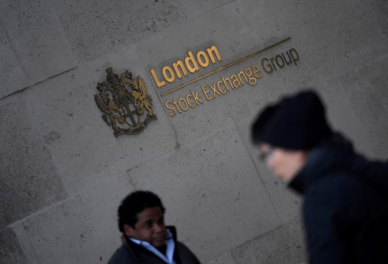© Reuters. Прохожие у здания Лондонской фондовой биржи