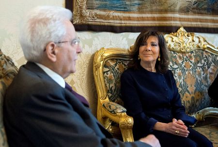 © Reuters. Il presidente della Repubblica Sergio Mattarella (a sinsitra) con il presidente del Senato Maria Elisabetta Alberti Casellati