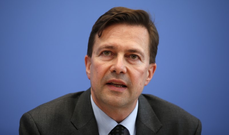 © Reuters. FILE PHOTO - German government spokesman Seibert addresses a news conference in Berlin