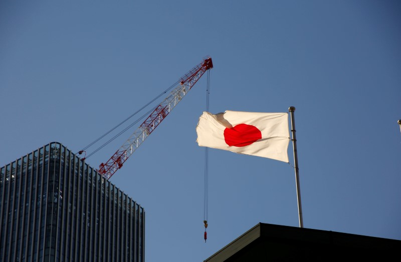 © Reuters. Bandeira do Japão é vista em distrito comercial em Tóquio