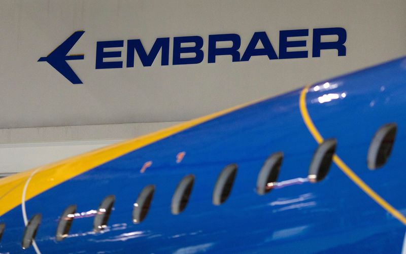 © Reuters. FILE PHOTO: The logo of Brazilian planemaker Embraer SA at the company's headquarters in Sao Jose dos Campos