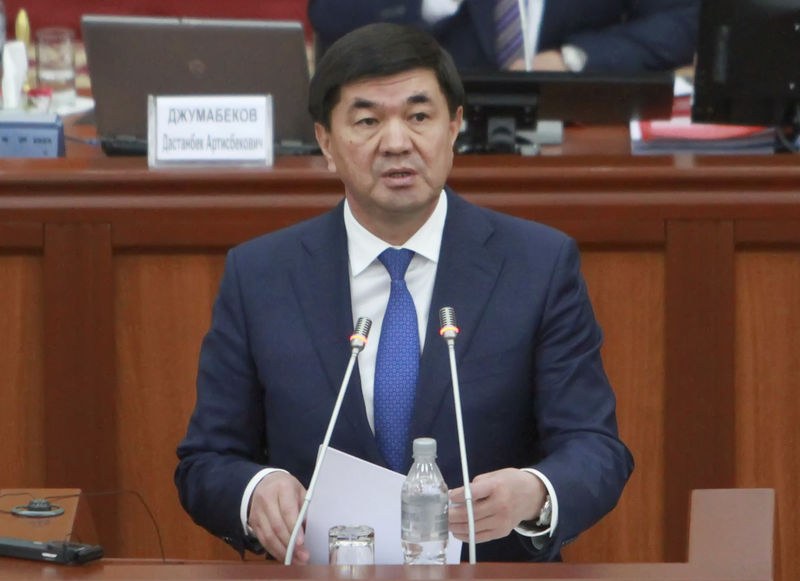 © Reuters. Мухаммедкалый Абылгазиев, назначенный премьер-министром Киргизии, на сессии парламента в Бишкеке