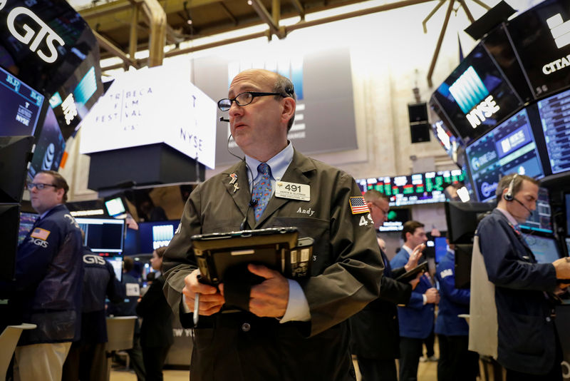 © Reuters. Traders work on the floor of the NYSE in New York