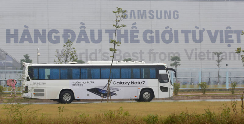 © Reuters. FILE PHOTO: A bus, with image of the Samsung Galaxy Note 7, transports employees on the way to work at the Samsung factory in Thai Nguyen province, north of Hanoi