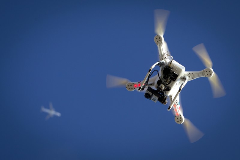 © Reuters. Avião e drone são fotografados em Nova York