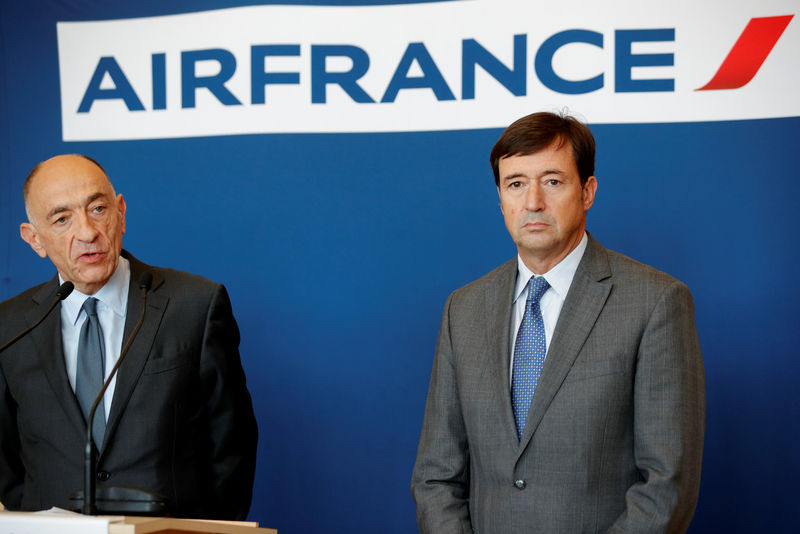 © Reuters. Jean-Marc Janaillac, CEO of Air France-KLM Group, and Franck Terner, CEO of Air France, attend a news conference in Paris