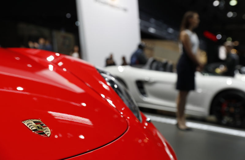 © Reuters. Porsche cars are seen on display at the New York Auto Show in New York