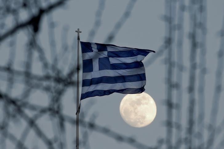 © Reuters. A Greek national flag flutters as the moon rises in Athens