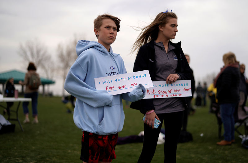 © Reuters. Estudiantes de EEUU marchan para pedir un mayor control sobre las armas en el aniversario de la masacre en Columbine