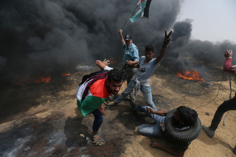 © Reuters. القوات الإسرائيلية تقتل فلسطينيين مع استمرار الاحتجاجات على حدود غزة