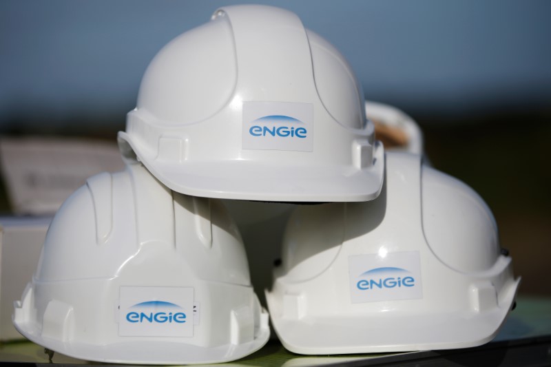 © Reuters. Logo da Engie em capacetes durante visita a usina eólica em Radenac, na França