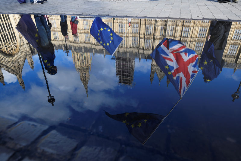 © Reuters. Bandeiras do Reino Unido e da União Europeia refletidas em poça de água em Londres