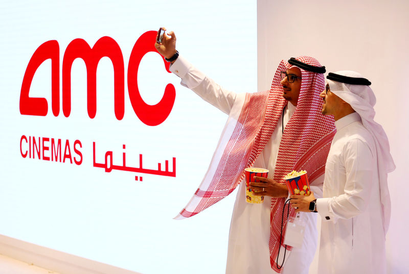 © Reuters. FILE PHOTO: Two Saudi men take a selfie at Saudi Arabia's first commercial movie theater in Riyadh
