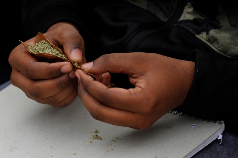 © Reuters. People smoke marijuana on the informal cannabis holiday, 4/20, in Boston