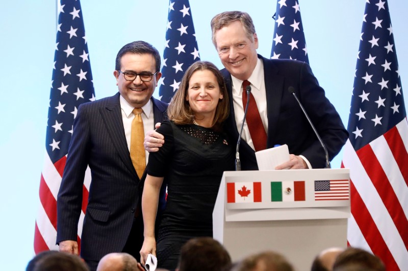 © Reuters. Mexican Economy Minister Guajardo, Canadian Foreign Minister Freeland and U.S. Trade Representative Lighthizer smile during a joint news conference on the closing of the seventh round of NAFTA talks in Mexico City