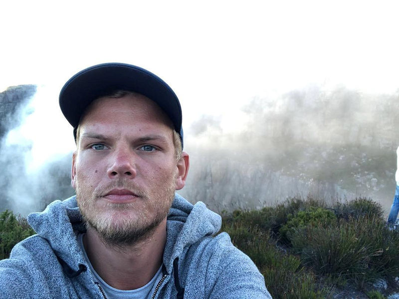 © Reuters. Swedish musician, DJ, remixer and record producer Avicii takes a selfie on Table Mountain
