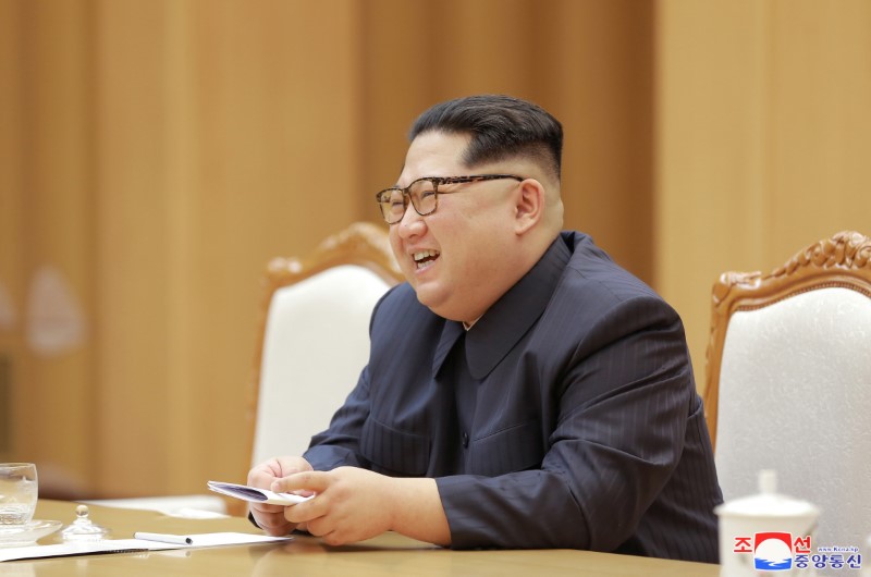 © Reuters. Líder da Coreia do Norte, Kim Jong Un, durante reunião em Pyongyang