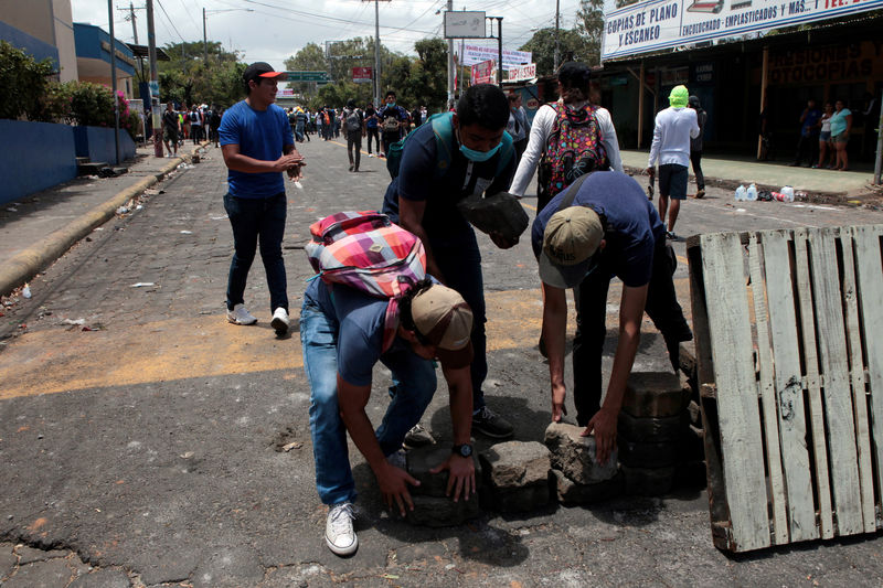 © Reuters. University students arrange stones at a barricade during a protest over a controversial reform to the pension plans of the Nicaraguan Social Security Institute in Managua
