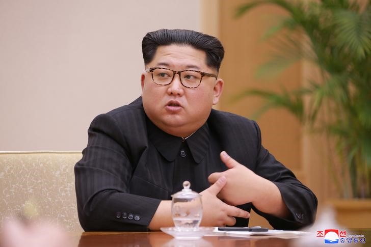 © Reuters. Imagen cedida a Reuters por la agencia norcoreana KCNA del líder norcoreano Kim Jong Un en una reunión en Pyongyang