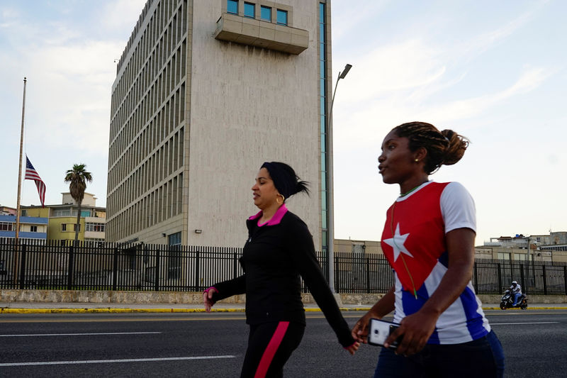 © Reuters. Gente camina frente a la embajada de Estados Unidos en La Habana.