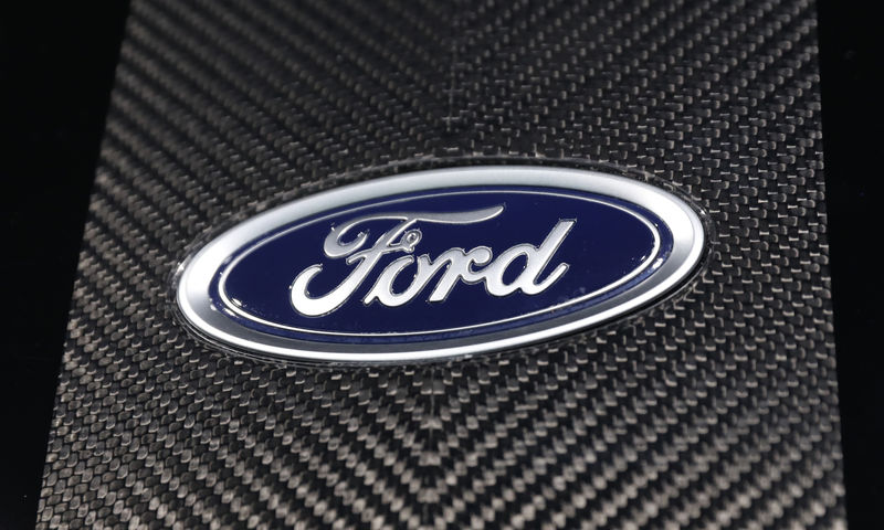 © Reuters. The Ford logo is seen at the New York Auto Show in New York