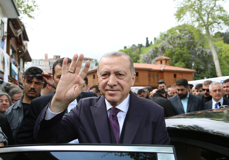 © Reuters. Turkish President Erdogan greets his supporters as he leaves from a mosque after the Friday prayers in Istanbul