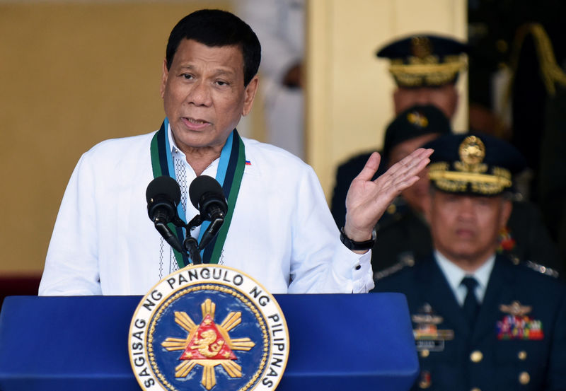 © Reuters. Philippine President Rodrigo Duterte gestures during AFP change of command ceremony in Quezon City