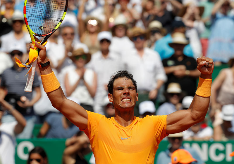 © Reuters. El tenista español Rafael Nadal celebra tras ganar la semifinal del torneo ATP de Montecarlo ante el búlgaro Grigor Dimitrov.