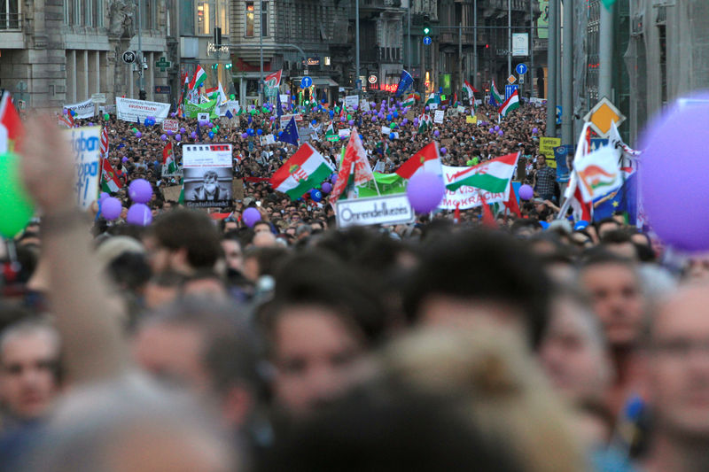 © Reuters. آلاف في المجر يحتجون على قيود حكومية على وسائل الإعلام