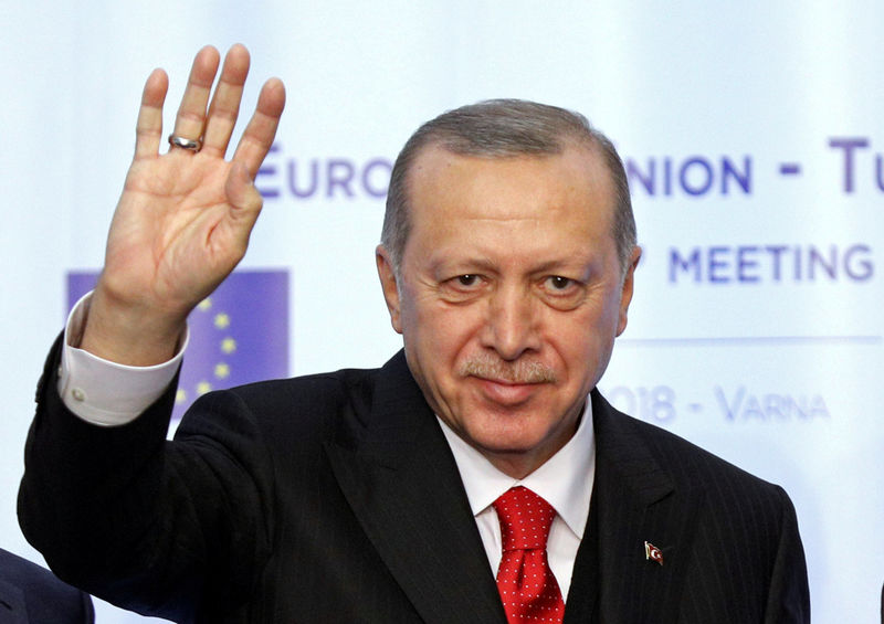 © Reuters. FILE PHOTO: Turkish President Tayyip Erdogan waves during a news conference in Bulgaria