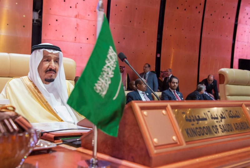 © Reuters. مسؤول سعودي: الملك سلمان لم يكن بالقصر وقت إسقاط الطائرة اللاسلكية