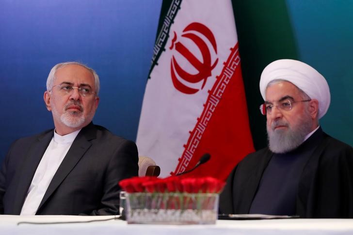 © Reuters. Iranian President Hassan Rouhani (R) and Foreign Minister Mohammad Javad Zarif attend a meeting with Muslim leaders and scholars in Hyderabad