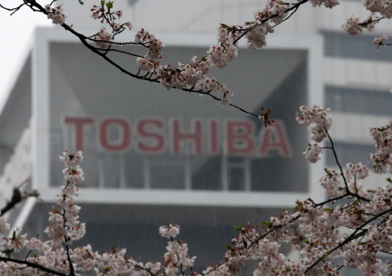 © Reuters. The logo of Toshiba Corp is seen behind cherry blossoms at the company's headquarters in Tokyo
