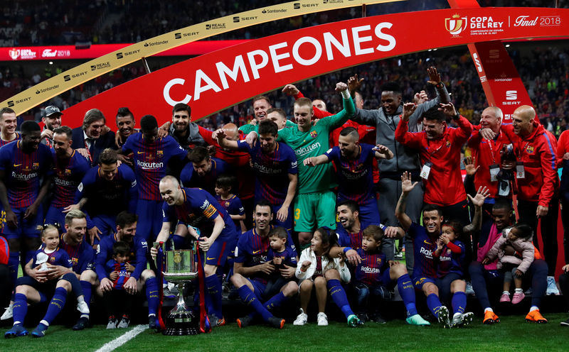 © Reuters. El Barça aplasta al Sevilla y levanta su trigésima Copa del Rey