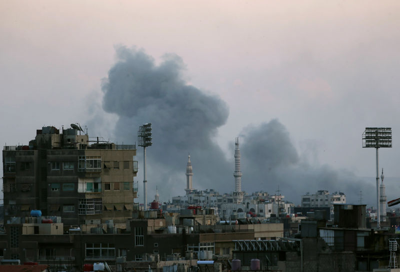 © Reuters. Smoke rises from Yarmouk Palestinian camp in Damascus