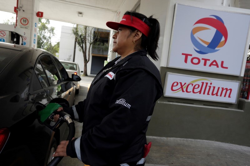 © Reuters. An employee pumps fuel into a customer's car at the French oil giant Total's first gas station in Mexico City
