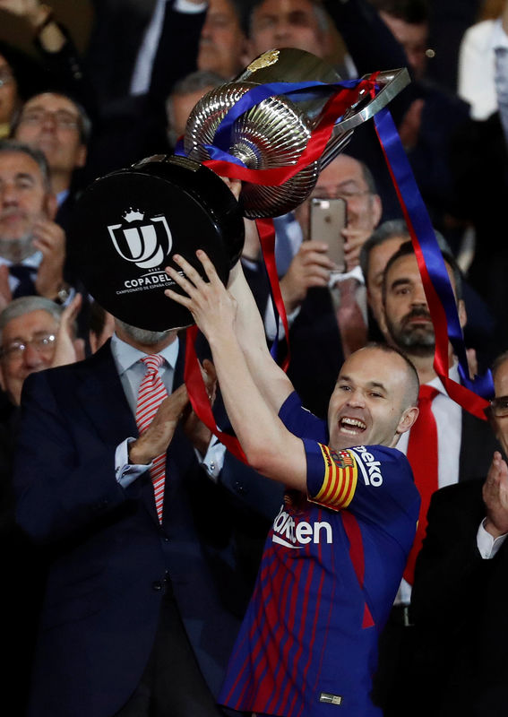 © Reuters. España se rinde a los pies de Iniesta tras la que podría ser su última Copa del Rey