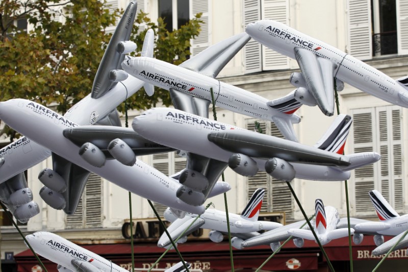 © Reuters. GRÈVE: AIR FRANCE PRÉVOIT D'ASSURER 75% DE VOLS LUNDI