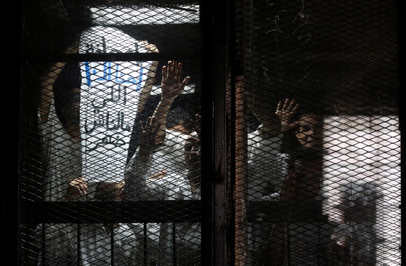 © Reuters. مصر تحذر اليونسكو من منح مصور صحفي محبوس جائزة