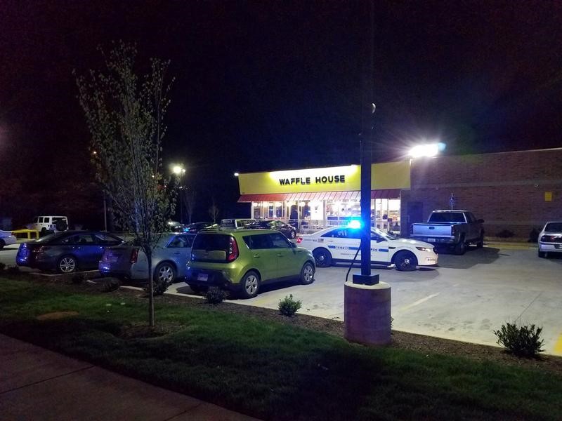 © Reuters. Foto entregada por terceros de un vehículo de la policía estacionado en la escena de un tiroteo mortal en un restaurante de la cadena Waffle House cerca de Nashville