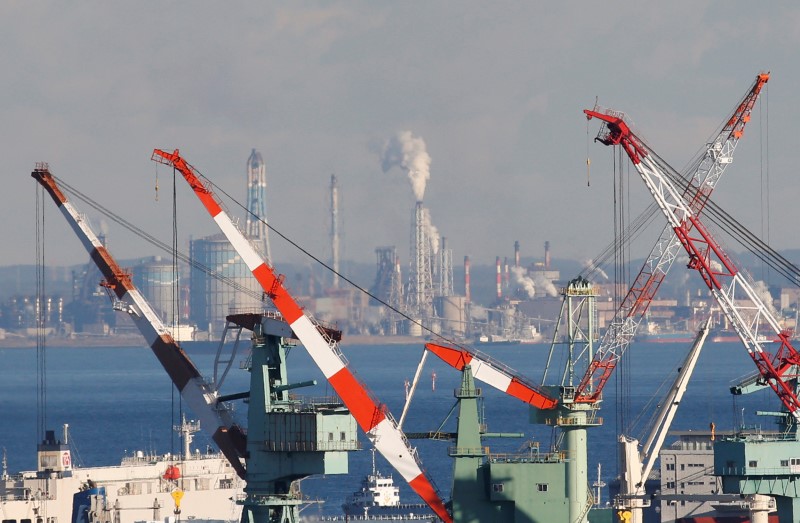 © Reuters. Chimneys and cranes are seen at an industrial area in Yokohama