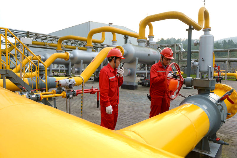 © Reuters. Workers inspect equipment at a shale gas field of Sinopec in Fuling, Chongqing