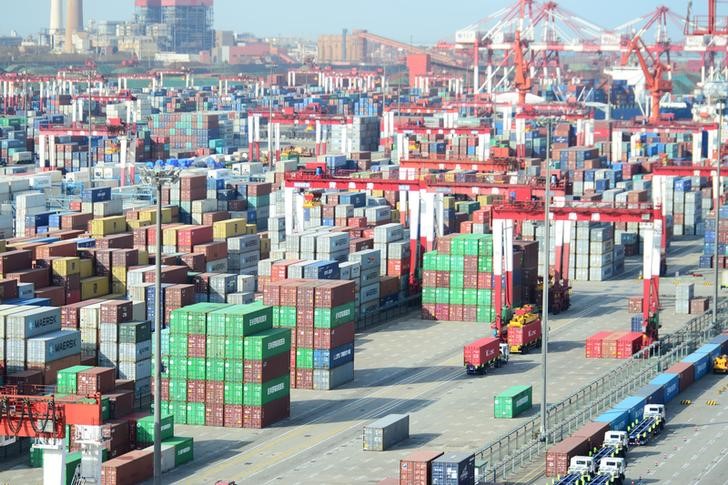 © Reuters. Shipping containers are seen piled up at a port in Qingdao