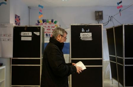 © Reuters. Un uomo al voto