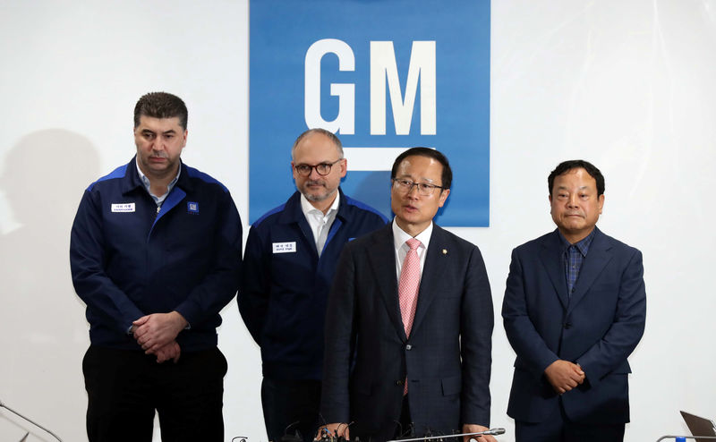 © Reuters. Kaher Kazem, chief executive of GM Korea, and Barry Engle, head of GM's international operations, attend a news conference in Incheon