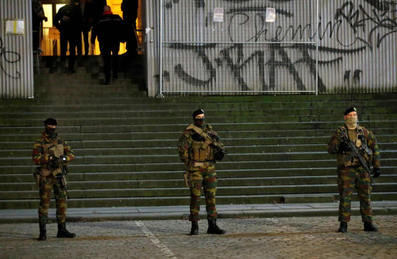 © Reuters. Soldati belgi davanti al palazzo di giustizia di Bruxelles durante il processo a Salah Abdeslam and Sofien Ayari