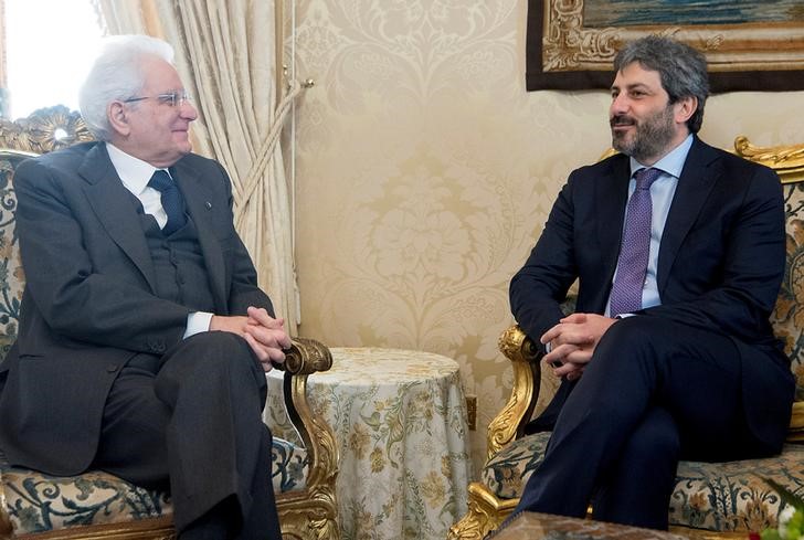 © Reuters. Il presidente della Repubblica Sergio Mattarella riceve il presidente della camera Roberto Fico al Quirinale