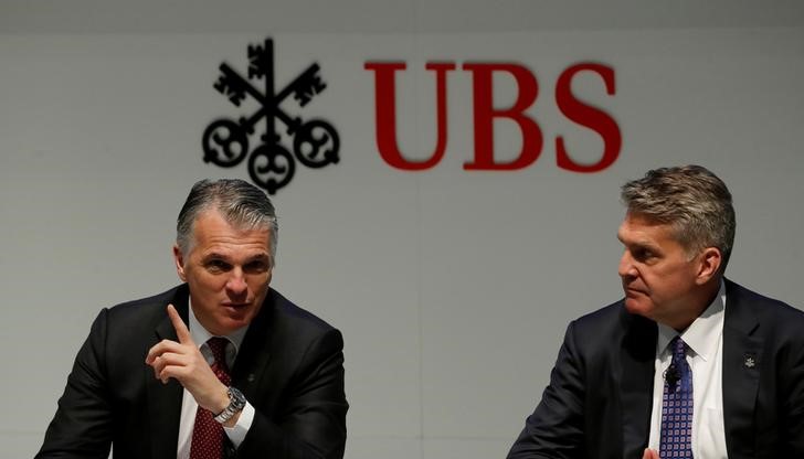 © Reuters. CFO Gardner listens to CEO Ermotti of Swiss bank UBS during annual news conference in Zurich