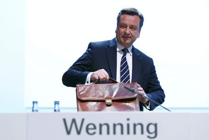 © Reuters. Wenning, CEO of German Reinsurer Munich Re, arrives for company's shareholder meeting in Munich