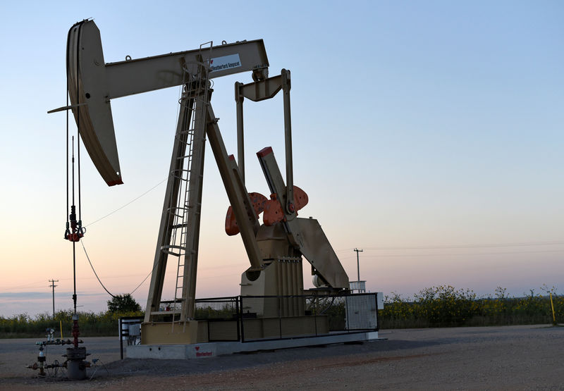 © Reuters. FILE PHOTO: A pump jack operates at a well site leased by Devon Energy Production Company near Guthrie, Oklahoma